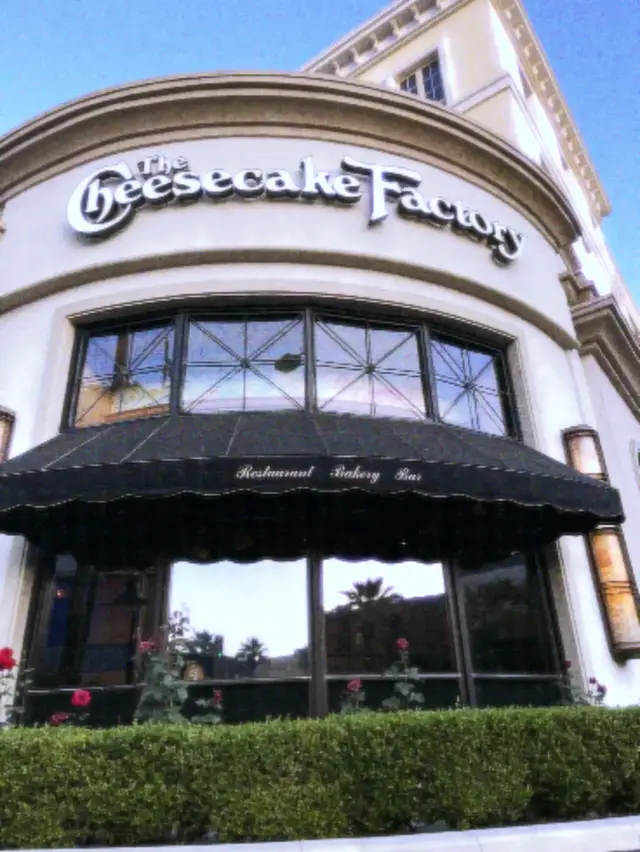 had these images sitting in my gallery ✌️#foryoupage #cheesecakefactory #food #dessert #bayarea 