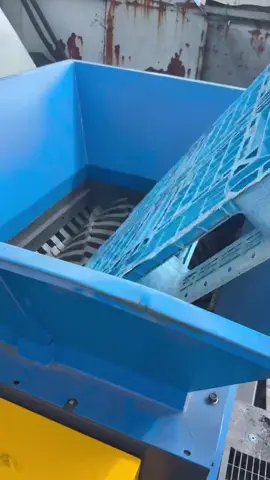 Double-Shaft Shredder for Plastic Pallets Recycling! #blade #shredder #waste #recycling #plastic 
