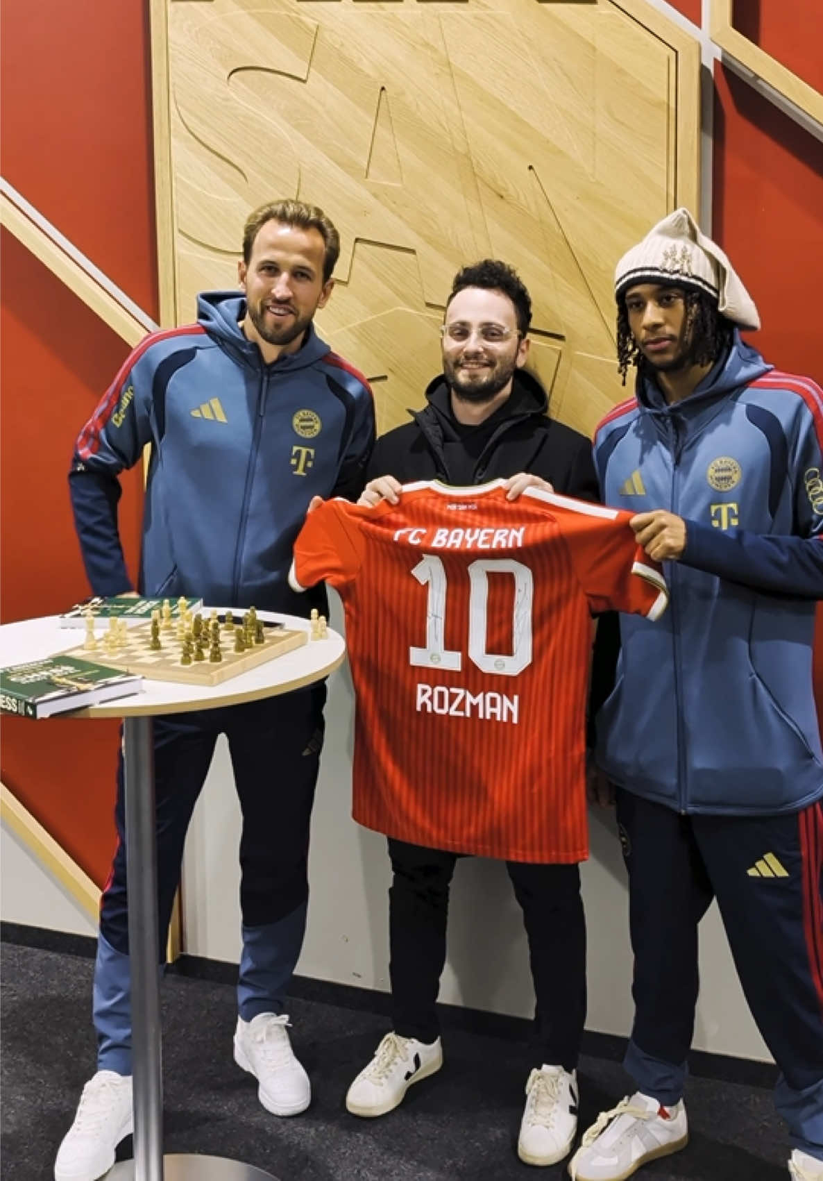 ♟️ 𝑪𝒉𝒆𝒔𝒔 𝒎𝒆𝒆𝒕𝒔 𝒇𝒐𝒐𝒕𝒃𝒂𝒍𝒍. Harry Kane, Michael Olise & @GothamChess in a real masterclass.⚽ 🎶 @THIZZYVOMBLOCK 