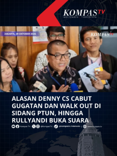 Denny Indrayana bersama tim kuasa hukumnya melakukan aksi walk out dari ruang sidang Pengadilan Tata Usaha Negara (PTUN) Jakarta, Kamis (29/10/2026). Usai meninggalkan ruang persidangan, Denny menjelaskan alasan pencabutan gugatan terkait ijazah Wakil Presiden Gibran Rakabuming. Atas kondisi tersebut, pihak penggugat kemudian mengajukan pencabutan gugatan. Tim kuasa hukum Wakil Presiden Gibran Rakabuming menunjukkan lampiran hasil pindai atau scan ijazah Gibran, mulai dari sekolah dasar hingga pendidikan S1 di University of Bradford, Inggris. Kuasa hukum Gibran, Muhammad Rullyandi, menjelaskan salinan ijazah tersebut telah dilampirkan dalam dokumen jawaban setebal 69 halaman yang diserahkan kepada majelis hakim dan pihak penggugat. Rullyandi menegaskan, pihaknya siap menunjukkan ijazah asli Gibran pada waktu yang dinilai tepat dalam proses persidangan. Tuliskan komentarmu dan dapatkan berita terkini lainnya di www.kompas.tv serta youtube.com/kompastv #SOROTKompasTV #TikTokBerita #ijazahgibran #gibran #gibranrakabuming #dennyindrayana