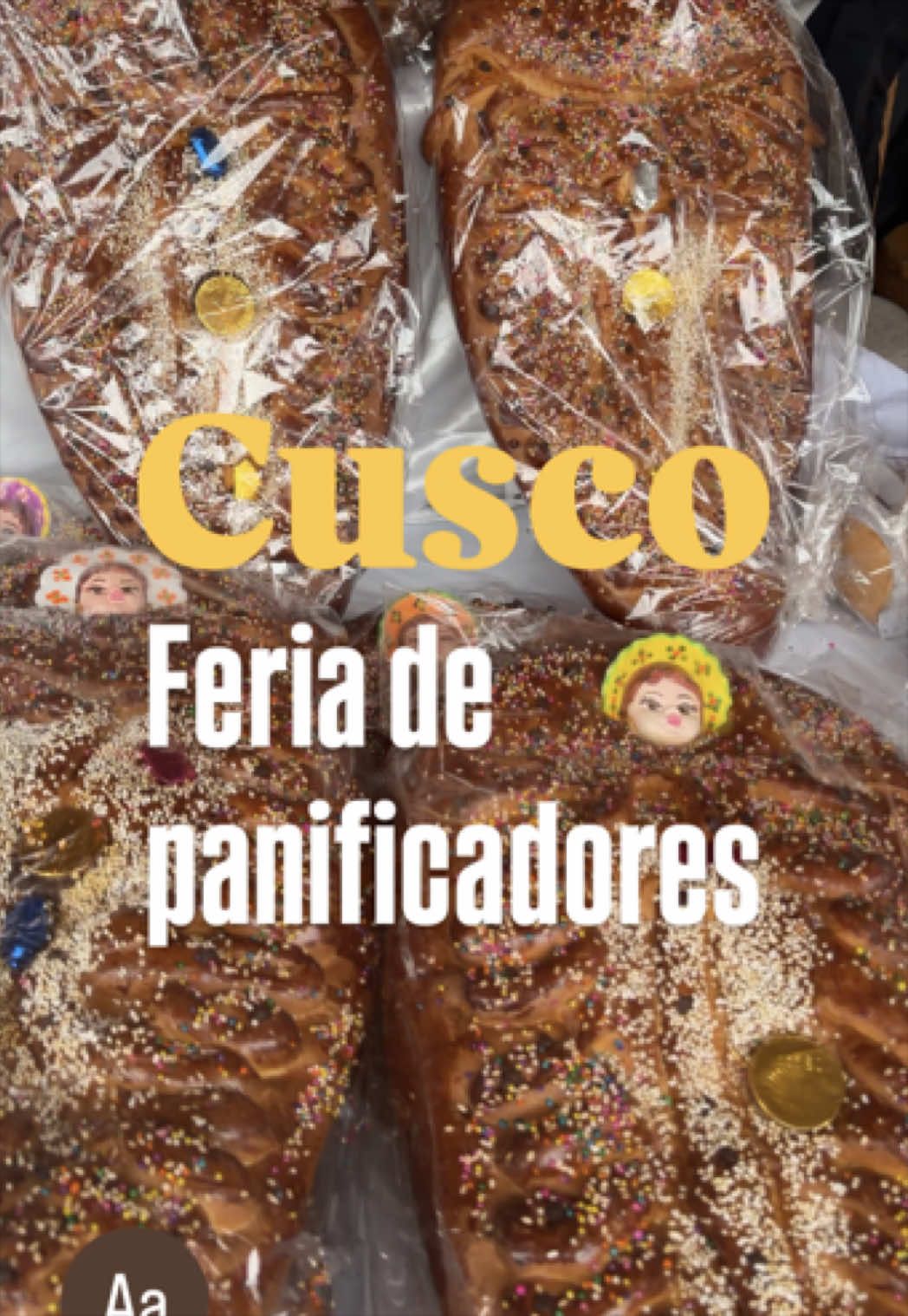 ¡El verdadero sabor de Todos los Santos en Cusco! 🥖✨ Visitamos la feria de la Asociación de Panificadores Tradicionales (APATRAC) al costado del Mercado San Pedro y encontramos delicias desde 50 céntimos. Tienen las infaltables tanta wawas desde S/ 3, empanadas tradicionales a S/ 1, suspiros, bizcochuelos y galletitas clásicas como maicillos y condesas a S/ 0.50 y S/ 1. ¡Apoyemos la panadería tradicional cusqueña! 📍 Al costado del Mercado Central de San Pedro, Cusco. ⏳ Solo hasta el 1 de noviembre. ¡Pasa la voz y no te quedes sin tu wawa!. . . . . #TantaWawa #Cusco #TodosLosSantos #MercadoSanPedro #ComidaCusqueña tanta wawa cusco, todos los santos cusco, mercado san pedro cusco, feria de tanta wawas, panaderia tradicional cusco, apatrac cusco, dulces cusqueños, que hacer en cusco noviembre