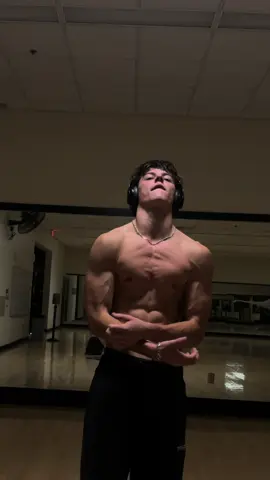 Chest pump #gym #fyp #chestpump #asu #gymstraps @EKKOVISION 