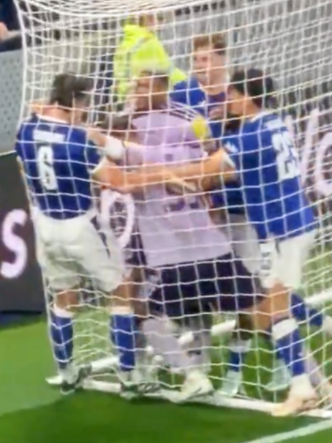 Everton and Newcastle got absolutely into each other during their Carabao Cup fixture 😳 Few handbags flying about 👛 🎥: X/paigecoult98 & X/FollowEverton #StanSportAU #Everton #Newcastle
