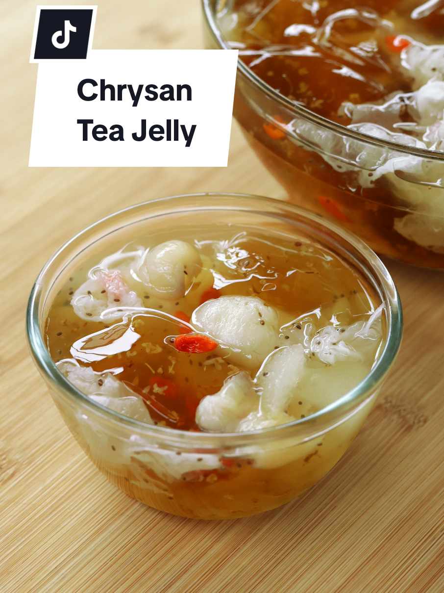 Sensasi segar Chrysan Tea Jelly yang lembut berpadu sempurna dengan kuah jamur salju dan pir yang bikin adem di tenggorokan. Yuk cobain bikin dessert kaya serat ini di rumah! Resep Chrysan Tea Jelly (untuk 8 porsi) Bahan jeli: 1 pack Nutrijell Plain 100 gr teh chrysanthemum instan 1½ liter air 1 sdt bunga osmanthus kering (opsional) Bahan kuah: 1 liter air 25 gr jamur salju kering 15 gr kelengkeng kering 70 gr gula batu 1 buah pir, kupas dan potong 5 gr goji berry (opsional) ½ sdm chia seeds (opsional) madu (opsional) Pelengkap: es batu Cara membuat: 1. Siapkan panci, masukkan Nutrijell Plain dan teh chrysanthemum instan, lalu aduk menggunakan balloon whisk. Tuangkan air sedikit demi sedikit sambil diaduk, lalu nyalakan api sedang dan masak hingga mendidih sambil terus diaduk 2. Tambahkan bunga osmanthus kering, lalu aduk kembali dan matikan api 3. Tuang adonan jeli ke dalam cetakan, aduk sesekali saat tekstur sudah mulai mengental agar bunga osmanthus tidak mengendap di dasar cetakan. Masukkan ke kulkas dan biarkan hingga set 4. Untuk kuah, tuang air ke dalam panci, masukkan jamur salju kering, kelengkeng kering, gula batu, dan pir yang sudah dipotong. Masak dengan api sedang-kecil selama 5-8 menit atau hingga mendidih 5. Setelah jamur salju mengembang, potong-potong jamur salju dan sisihkan bagian kerasnya. Masukkan goji berry dan chia seeds lalu aduk. Matikan api, pindahkan kuah ke dalam mangkuk kemudian tunggu hingga dingin 6. Potong-potong jeli yang sudah set, lalu masukkan ke dalam kuah yang sudah dingin, tambahkan madu lalu aduk hingga tercampur rata 7. Chrysan Tea Jelly siap disajikan
