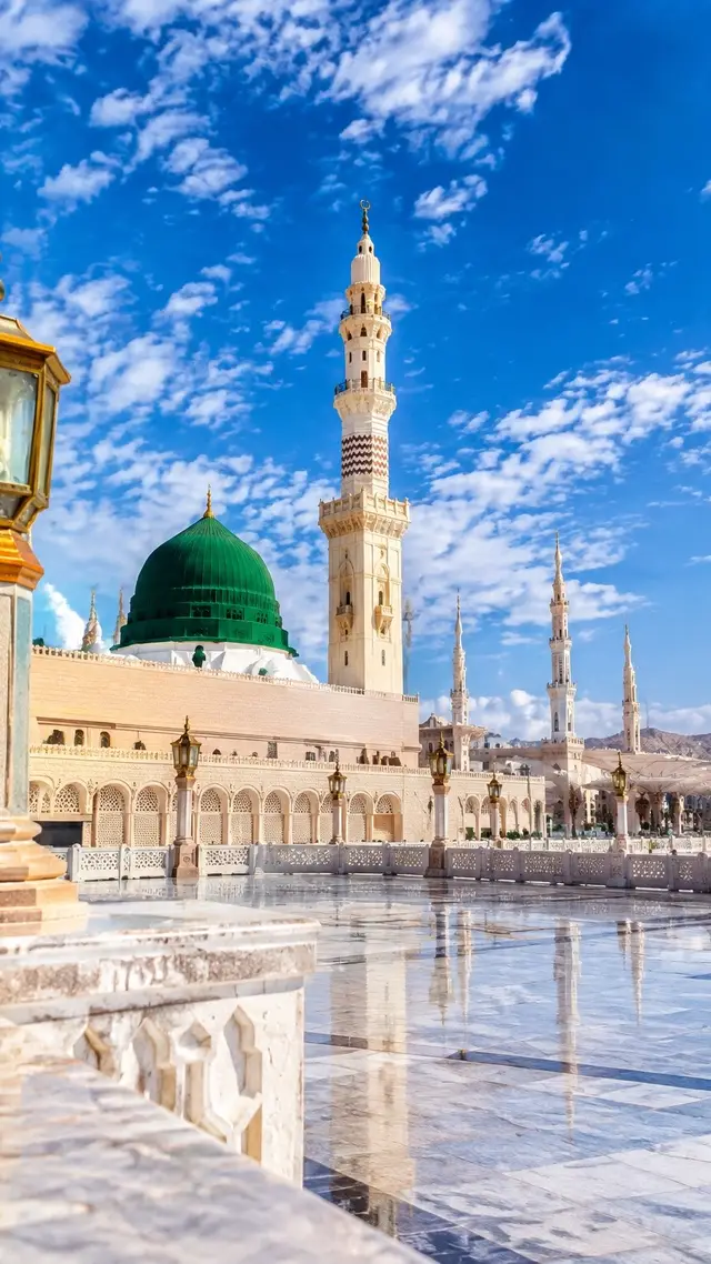 The most peaceful place on Earth 🕌 Madinah Travel Guide Come explore Al-Masjid an-Nabawi in Madinah, Saudi Arabia ✨ 💡 Quick travel tips: ✅ Open 24/7, free entry ✅ Dress modestly (cover shoulders & knees) ✅ Book Rawdah access via Nusuk app in advance ✅ Stay in hotels nearby, walking distance to mosque ✅ Best time to visit: early morning or sunset for beautiful photos The green dome view is absolutely breathtaking 🤍 Have you ever dreamed of visiting Madinah? 👇 Drop YES in comments! #Madinah #AlMasjidAnNabawi #ProphetsMosque #SaudiArabiaTravel #TravelTips 