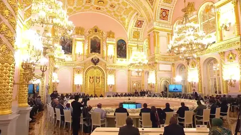 #Russie_Tchad : Poutine célèbre l'anniversaire du ministre Ahmed Kogri au Sommet Russie-Afrique   Le Président russe, Vladimir Poutine a félicité son homologue namibienne, Netumbo Nandi-Ndaitwah, et le ministre d'État, ministre des Affaires étrangères,  Ahmed Kogri, à l'occasion de leurs anniversaires, dès l'ouverture de la séance plénière du Sommet Russie-Afrique à Moscou, ce jeudi 29 octobre.    